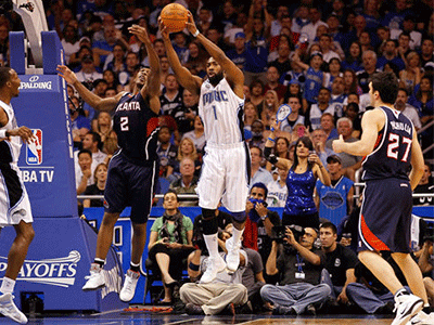 湖人vs独行侠詹姆斯球鞋